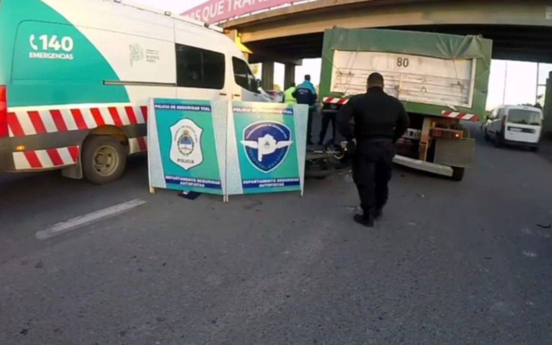 Un muerto en la Autopista tras el choque entre moto y camión