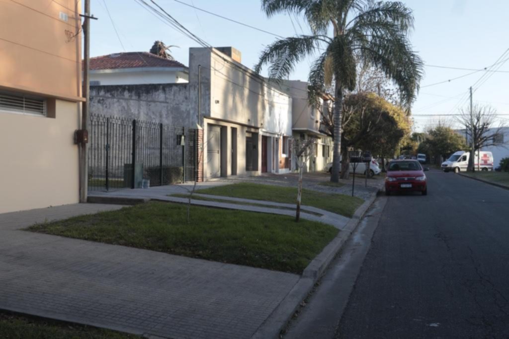 Pesadilla para jubilado de La Plata: volvía de pasear a su perrita, lo golpearon y le robaron