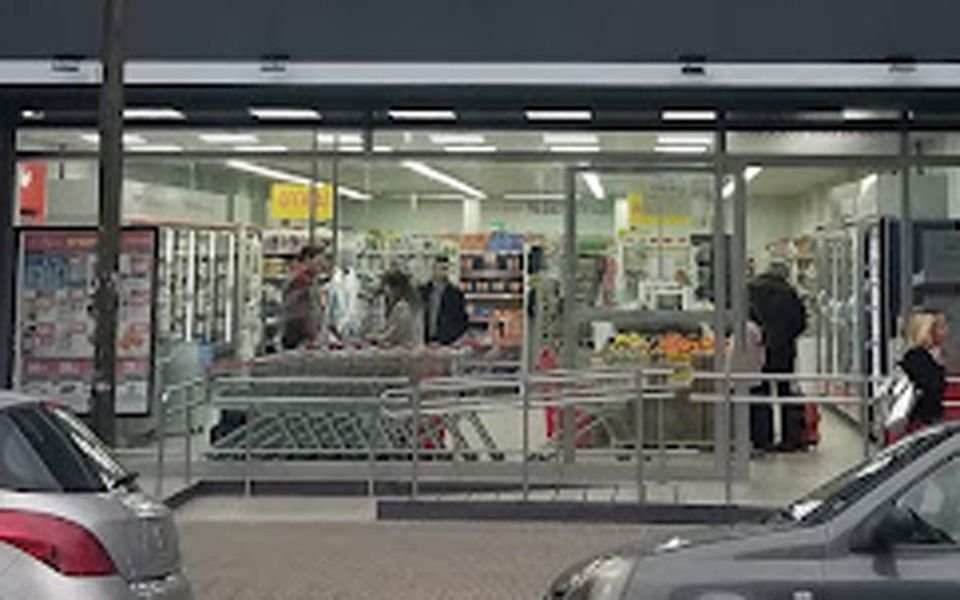Clausuran varias sucursales de supermercados en La Plata