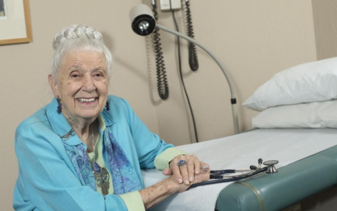 Lo que las personas más sanas y felices nunca hacen: consejos de una doctora de 102 años