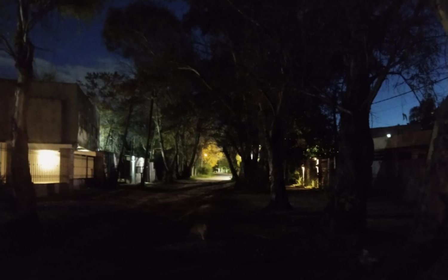 En una cuadra de City Bell "sólo anda un foco" y los vecinos "vivimos con miedo"