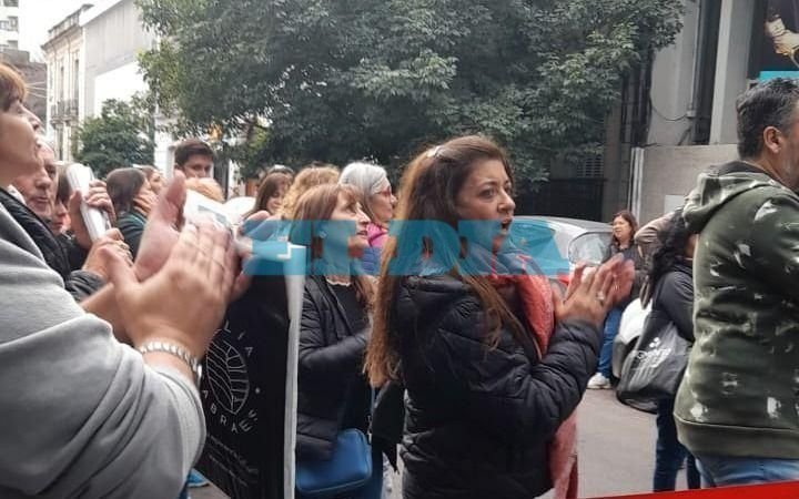 Jubilados docentes marchan al IPS en La Plata "por la actualización de haberes"