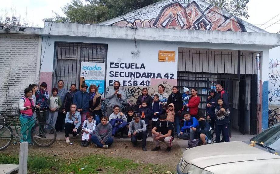 Abrazo simbólico a una escuela de La Plata: "Pasamos penurias por la falta de agua"