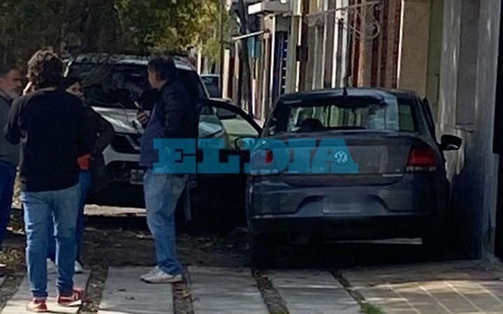 Violento choque en La Plata: un auto se incrustó en una casa