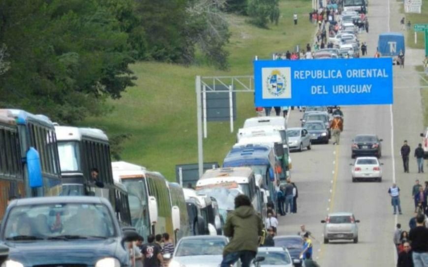 Una por una las medidas para frenar el aluvión de uruguayos que viene a comprar en la Argentina