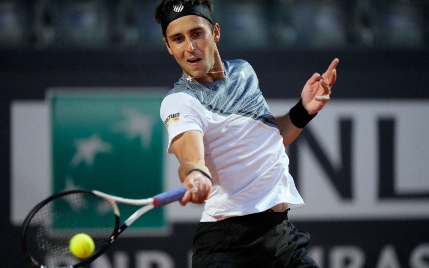 El platense Tomás Etcheverry hizo un buen partido, pero no puedo ante Djokovic