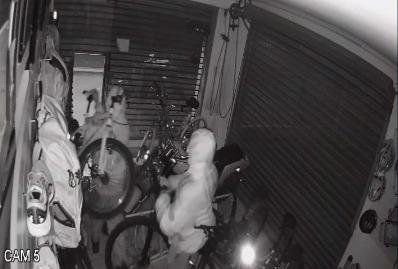 Atacaron a piedrazos un local en Gonnet y robaron bicicletas