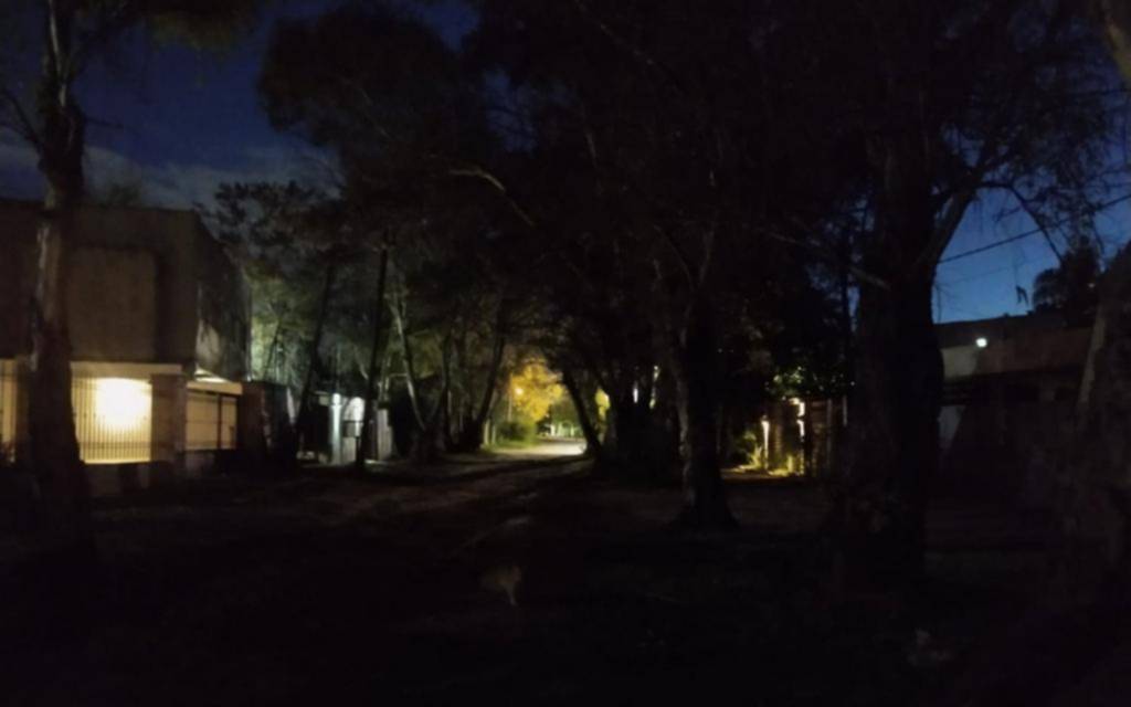 Con temor por falta de luces en las calles de City Bell