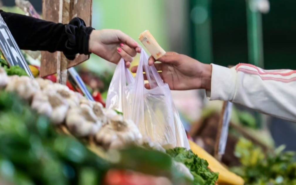 Según estimaciones, la inflación de abril aparece como "un piso" y no descartan que en mayo supere el 9 %