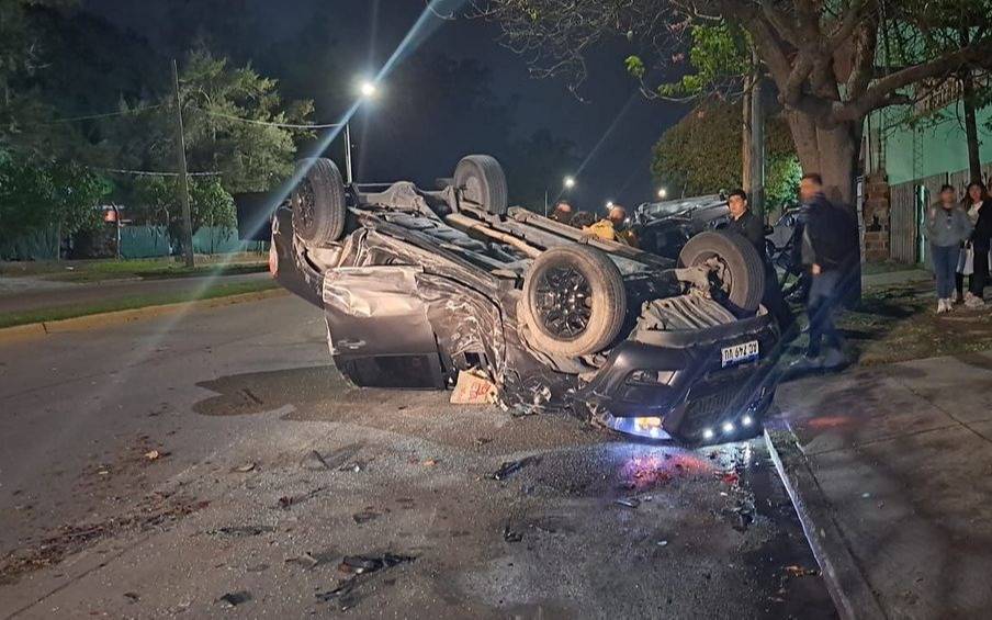 Una Ranger volcó y tres autos sufrieron daños tras un choque múltiple en Tolosa