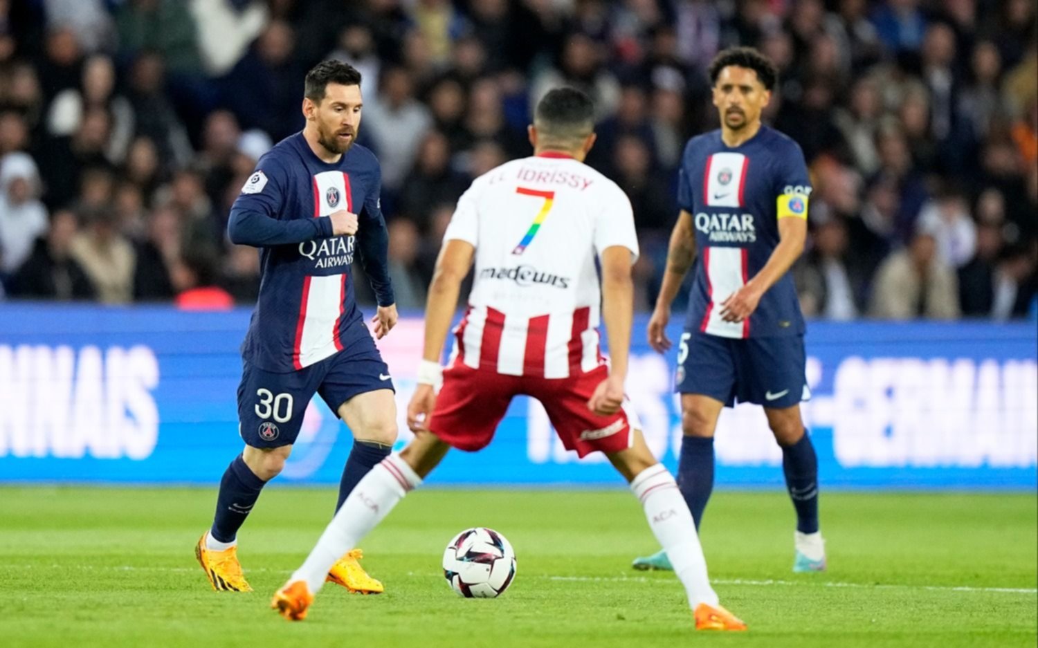 En su regreso al once titular, Messi fue silbado durante el partido disputado en el Parque de los Príncipes