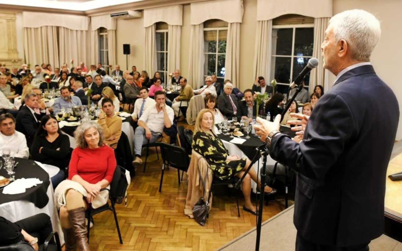 Alak junto a profesionales analizaron propuestas para la Ciudad
