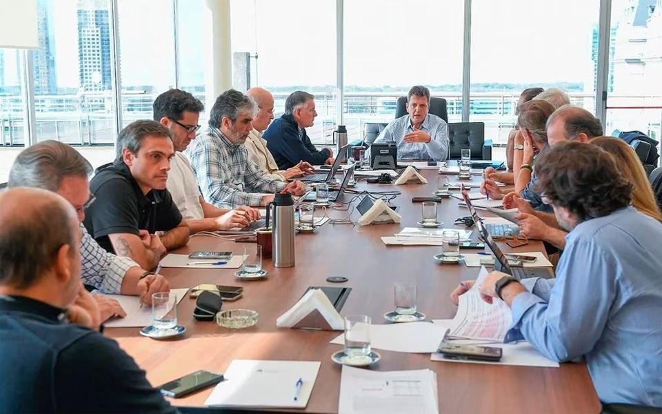 Reunión del equipo económico del Gobierno y mañana anunciarían medidas