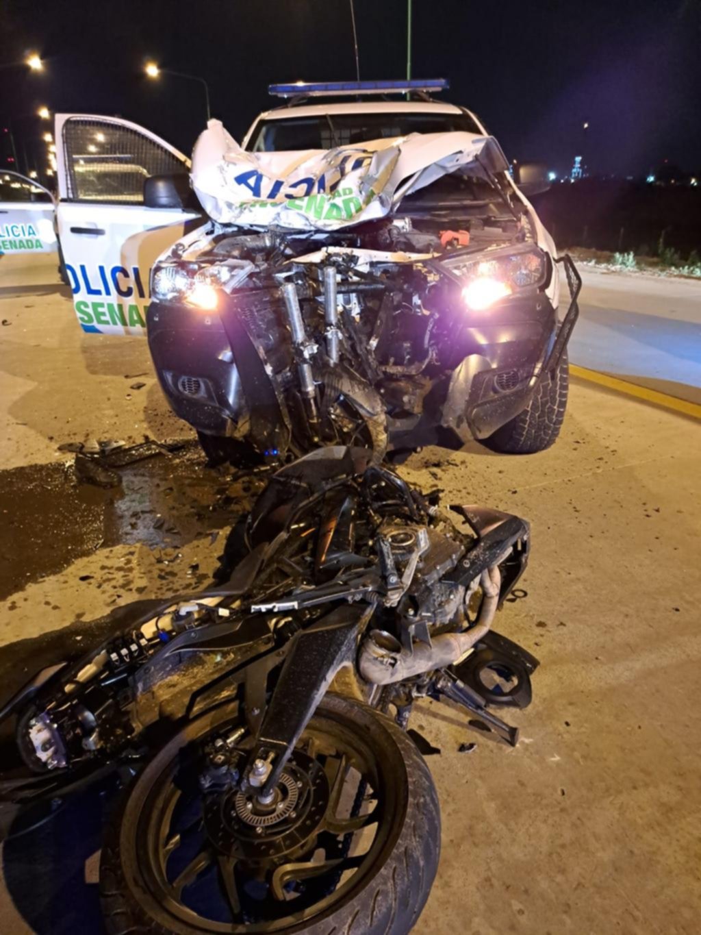 Impresionante choque entre un patrullero y dos delincuentes que huían