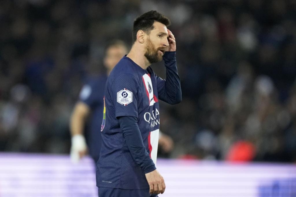 Silbidos para Messi desde los cuatro costados del estadio