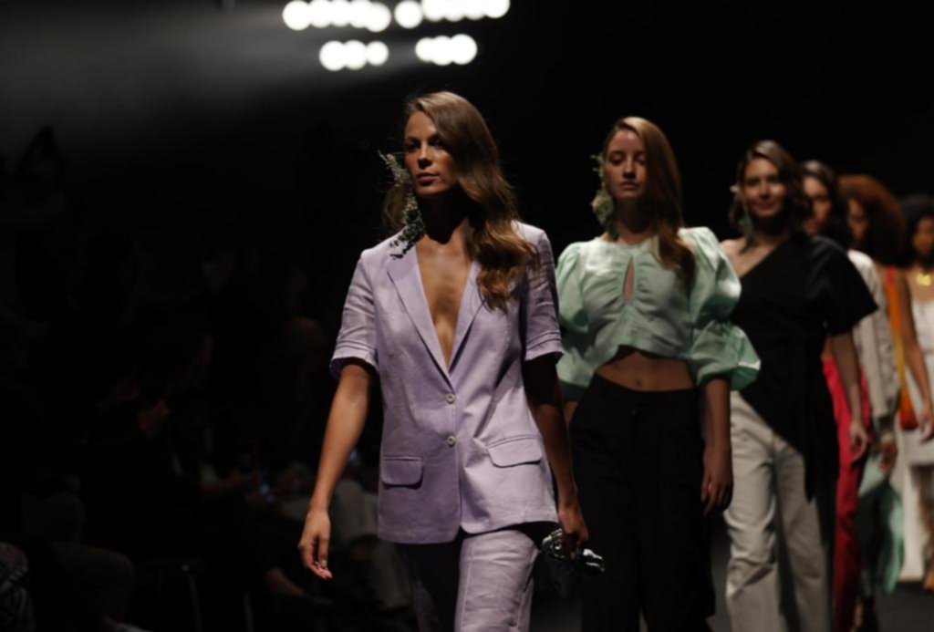 Moda: tendencias y estilismo femenino en un evento bien latino