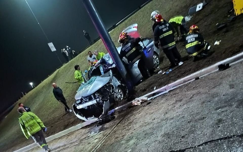 Un auto impactó contra un poste de luz en 13 y 523 y quedó totalmente destruido