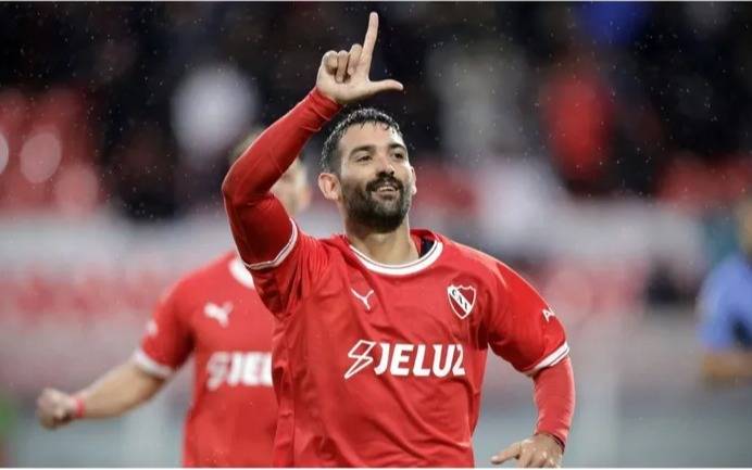 Martín Cauteruccio llegó a los 10 goles en Independiente y tuvo que cumplir una "colorida" promesa 