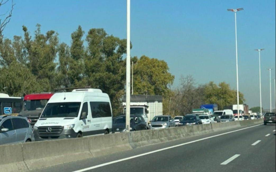 La Riccheri colapsada por un piquete de vecinos: afectó al tránsito en la Autopista a La Plata