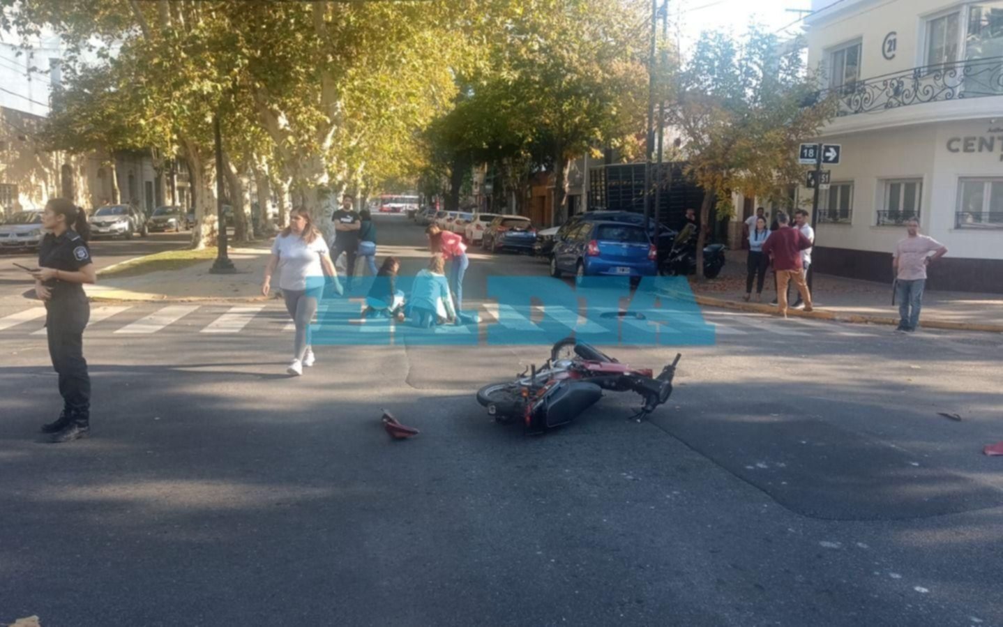 A metros de Plaza Malvinas: un motociclista sufrió una fractura tras chocar con un auto