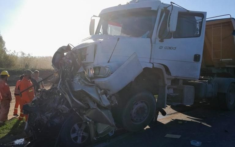 Muerte en ruta 3: accidente entre un camión y una camioneta