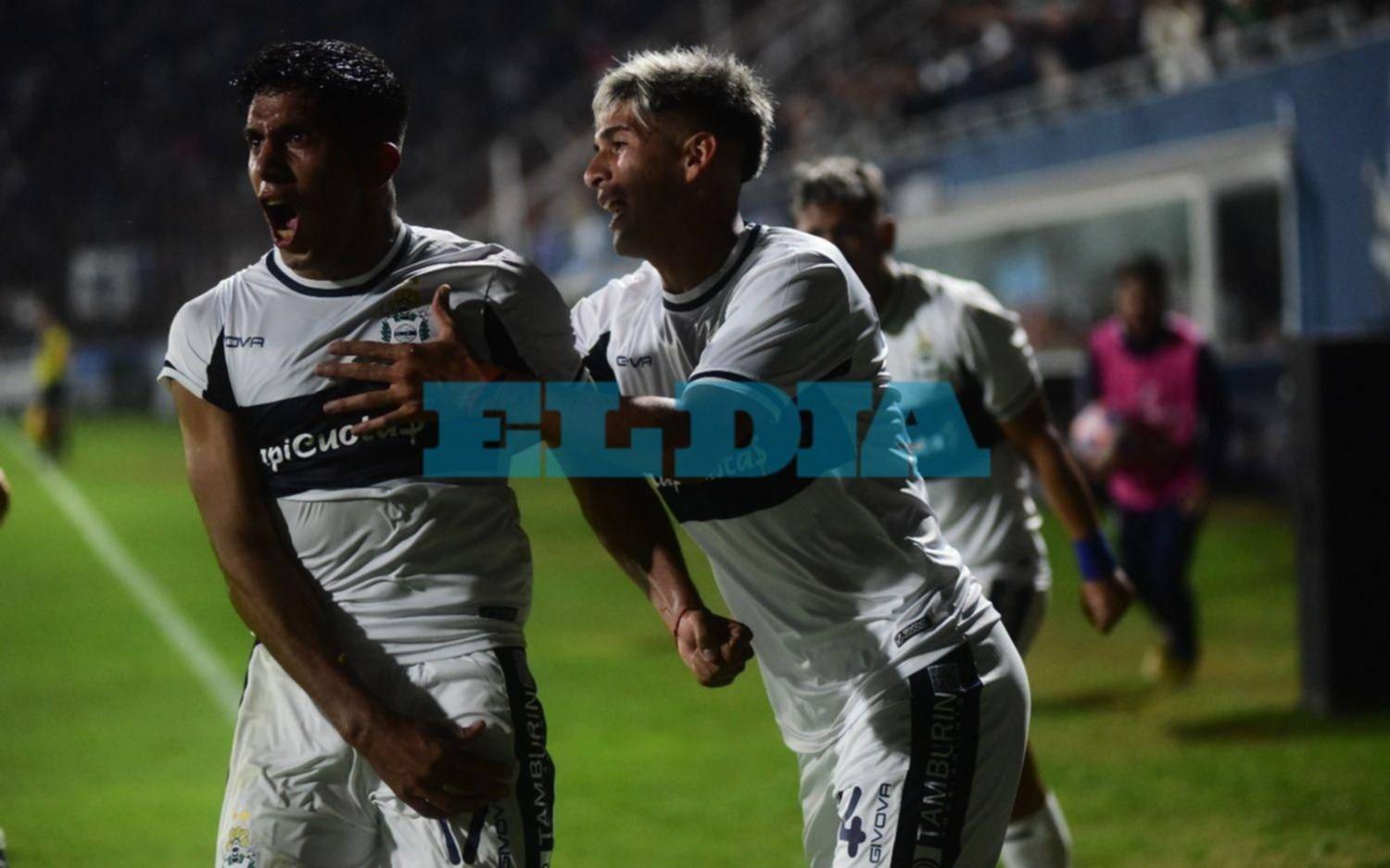 Con un gol insólito de Maximiliano Comba, Gimnasia venció a Lanús 1 a 0 y vive su mejor momento en el torneo