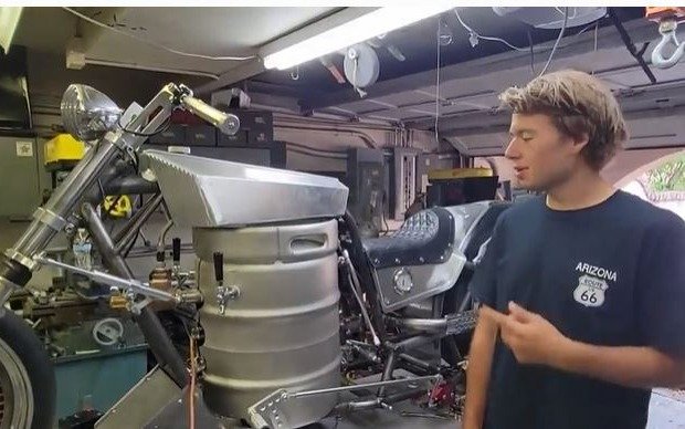 Por el aumento de la nafta, un joven estadounidense diseñó una moto que funciona ¡con cerveza!