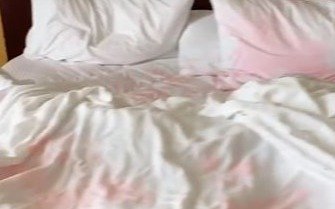 Pidieron una habitación en un hotel, la dejaron en pésimas condiciones y una empleada los escrachó: "Esta gente no volverá"