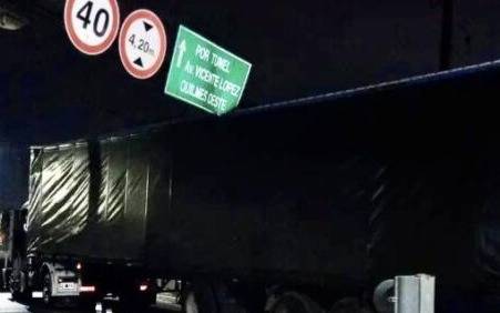 Quilmes: camión se atoró en el ingreso del bajonivel de Guido