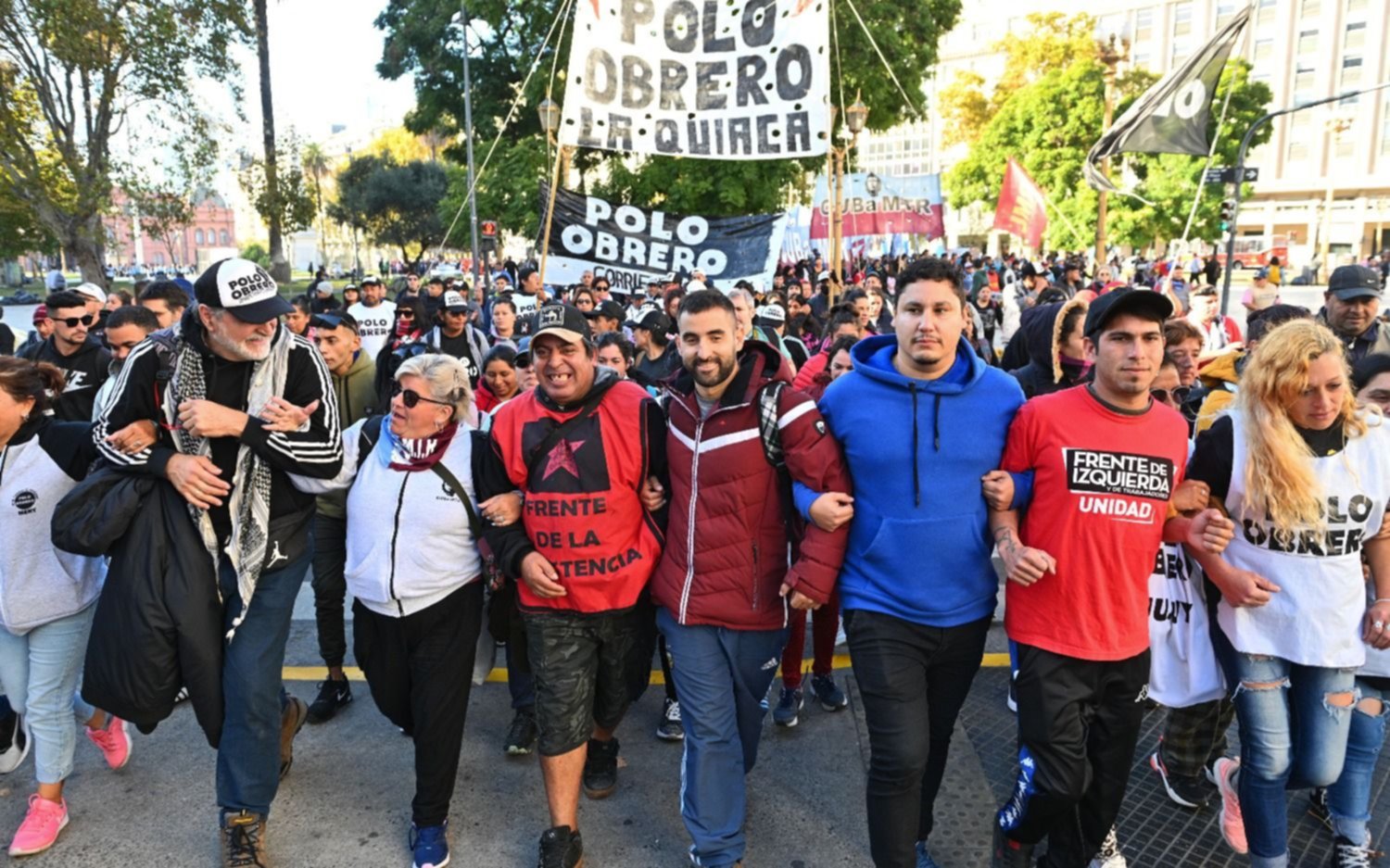 Con varios cortes, arrancó la marcha piquetera y el centro porteño es un caos