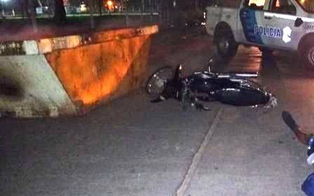 Otra tragedia en La Plata: iba en moto, chocó un volquete y murió