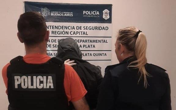 En La Plata, al borde de la tragedia: quiso robarle la moto a un delivery y le gatilló dos veces sin que saliera la bala