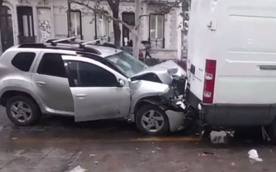 La Plata: el conductor de una Duster de descompensó y chocó en Av. 1
