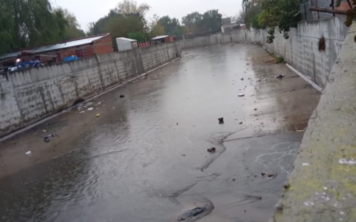 La Plata: asalto, una empleada encerrada en el baño y persecución en aguas del arroyo Del Gato