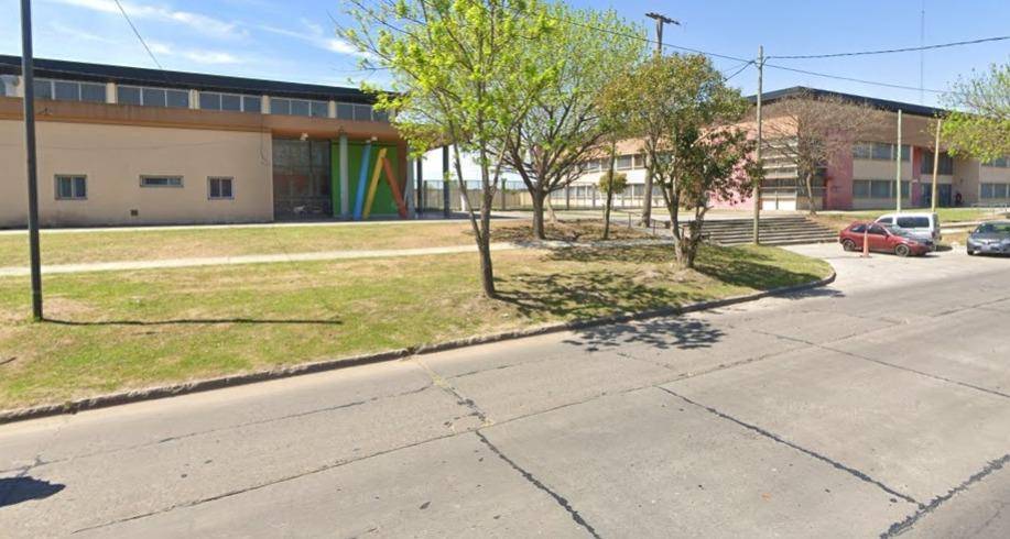 Arrancaron tres piletas y la grifería del baño de un jardín, que quedó bajo agua