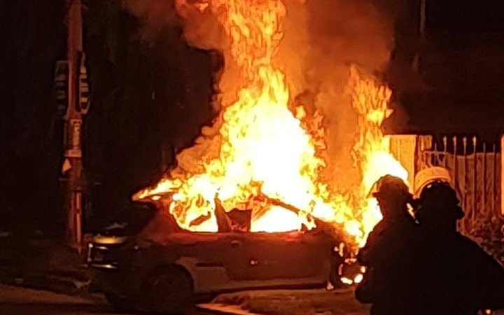 Estacionó su auto, vio fuego y llamó a los bomberos: el drama de una familia en Berisso
