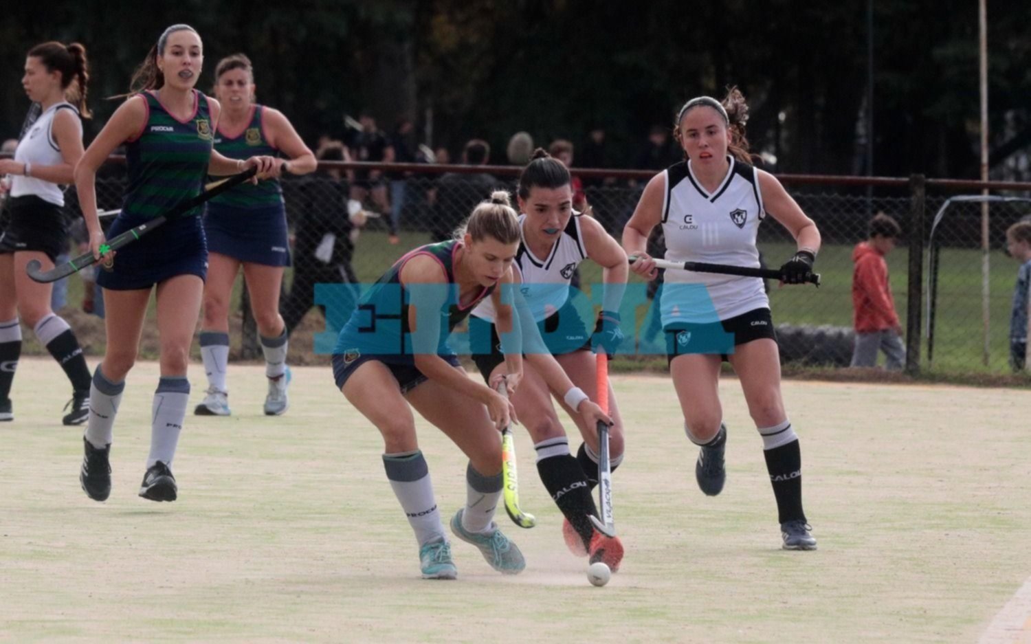 Santa Bárbara no da "palo con bocha" y volvió a perder en hockey femenino