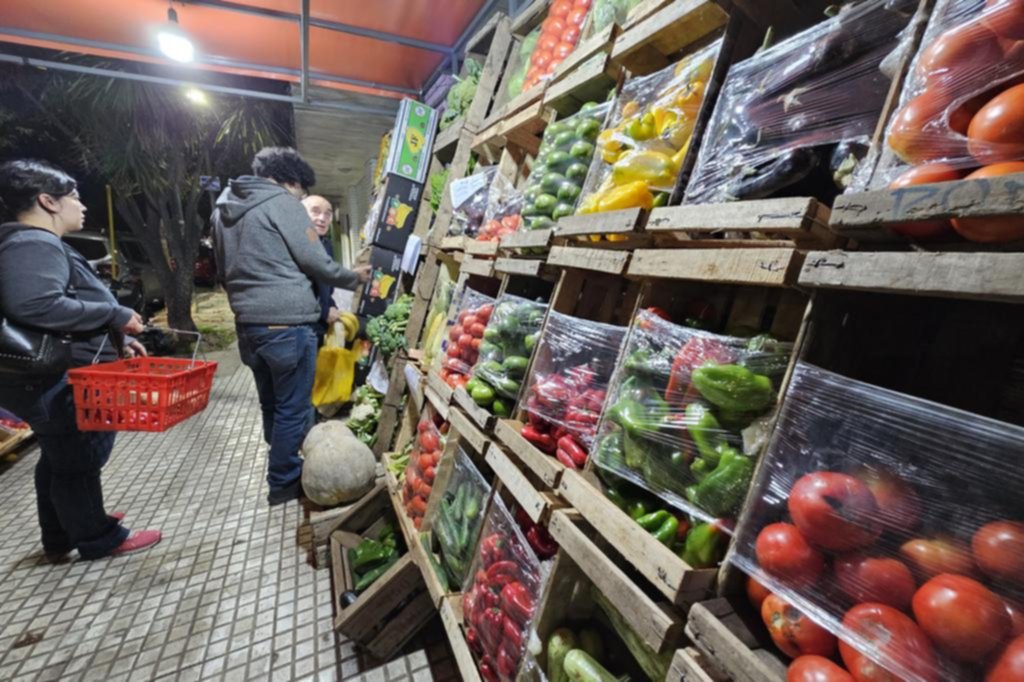 En las verdulerías el tomate sigue arriba y hay poco para tentarse