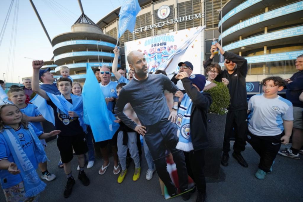 El City se coronó tricampeón inglés tras la derrota de Arsenal