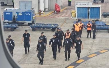 Susto y tensión en Ezeiza: evacúan a pasajeros de un avión de Aerolíneas Argentinas por una amenaza de bomba