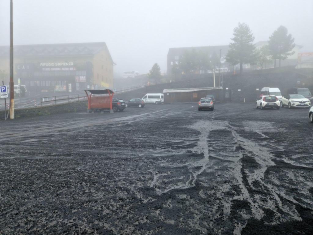 Lluvia de cenizas por otra erupción del volcán Etna