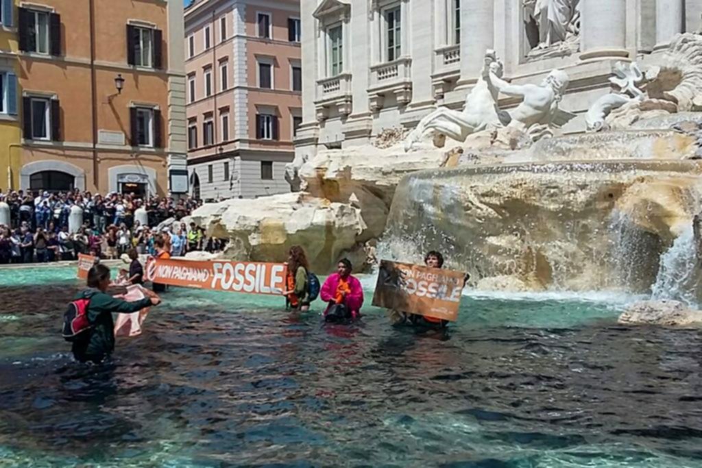 Activistas por el clima tiñeron de negro las aguas de la Fontana di Trevi
