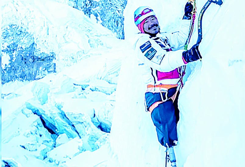 Un ex gurka amputado de ambas piernas escaló el Everest