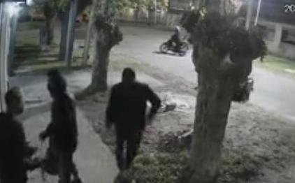 Un barrio de Los Hornos está sitiado por el delito: entraderas y motochorros