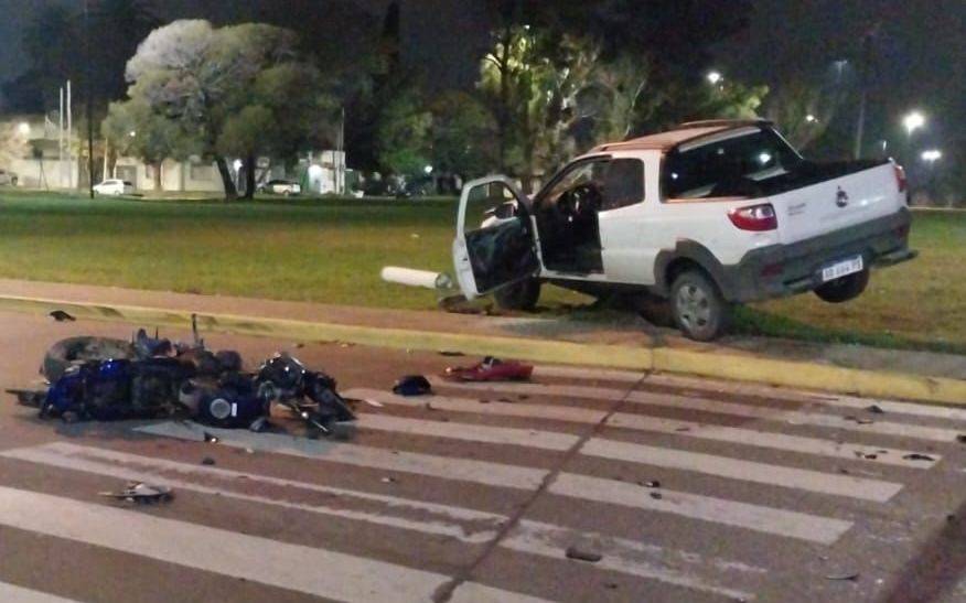 El peor final: murió el motociclista que chocó contra una camioneta en La Plata