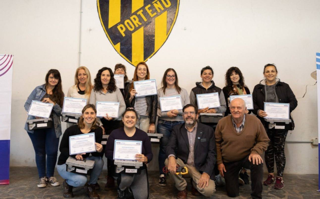 Mujeres aprendieron el oficio y renovaron las instalaciones eléctricas de un club de Ensenada