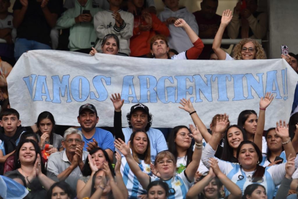 El público santiagueño le dio su apoyo a la Selección y le puso color a las tribunas
