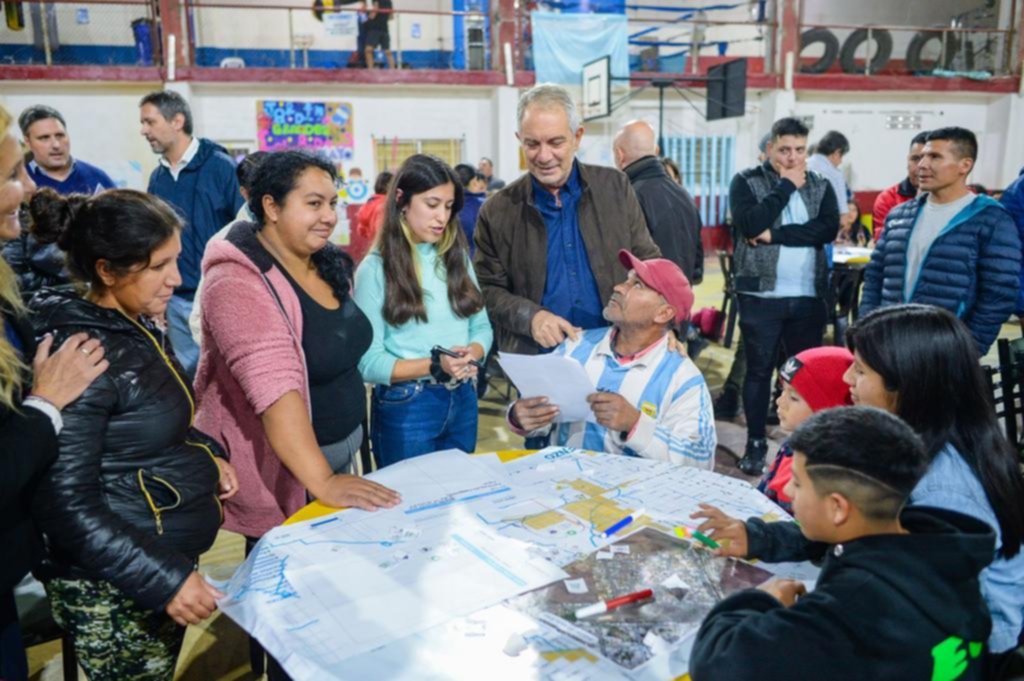 Alak debatió obras con vecinos de Altos de San Lorenzo