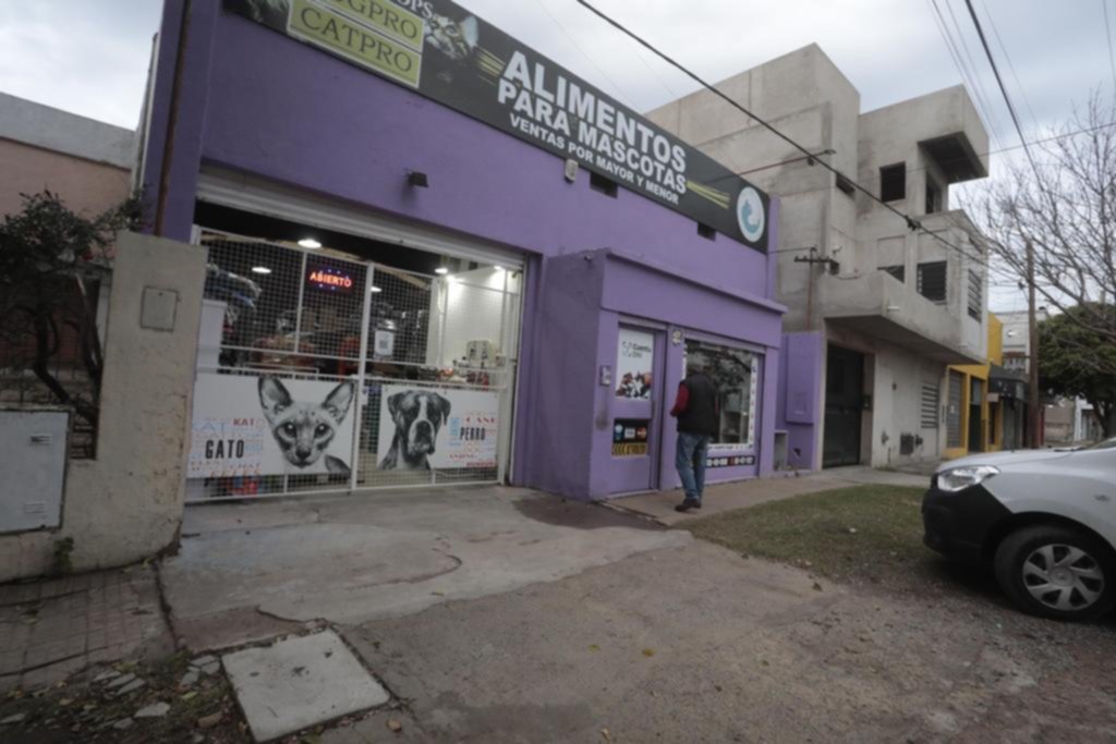 Terror en La Plata: le martillan un arma a un comerciante de Villa Elvira