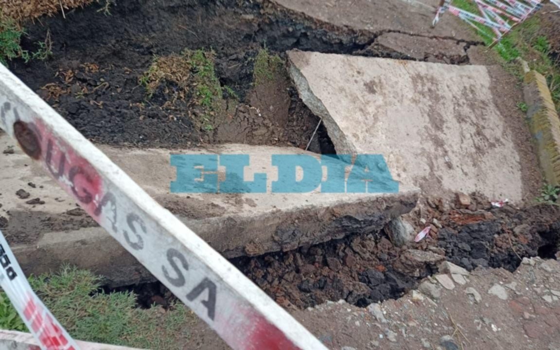 Tras la tormenta, se desmoronó un puente en La Plata